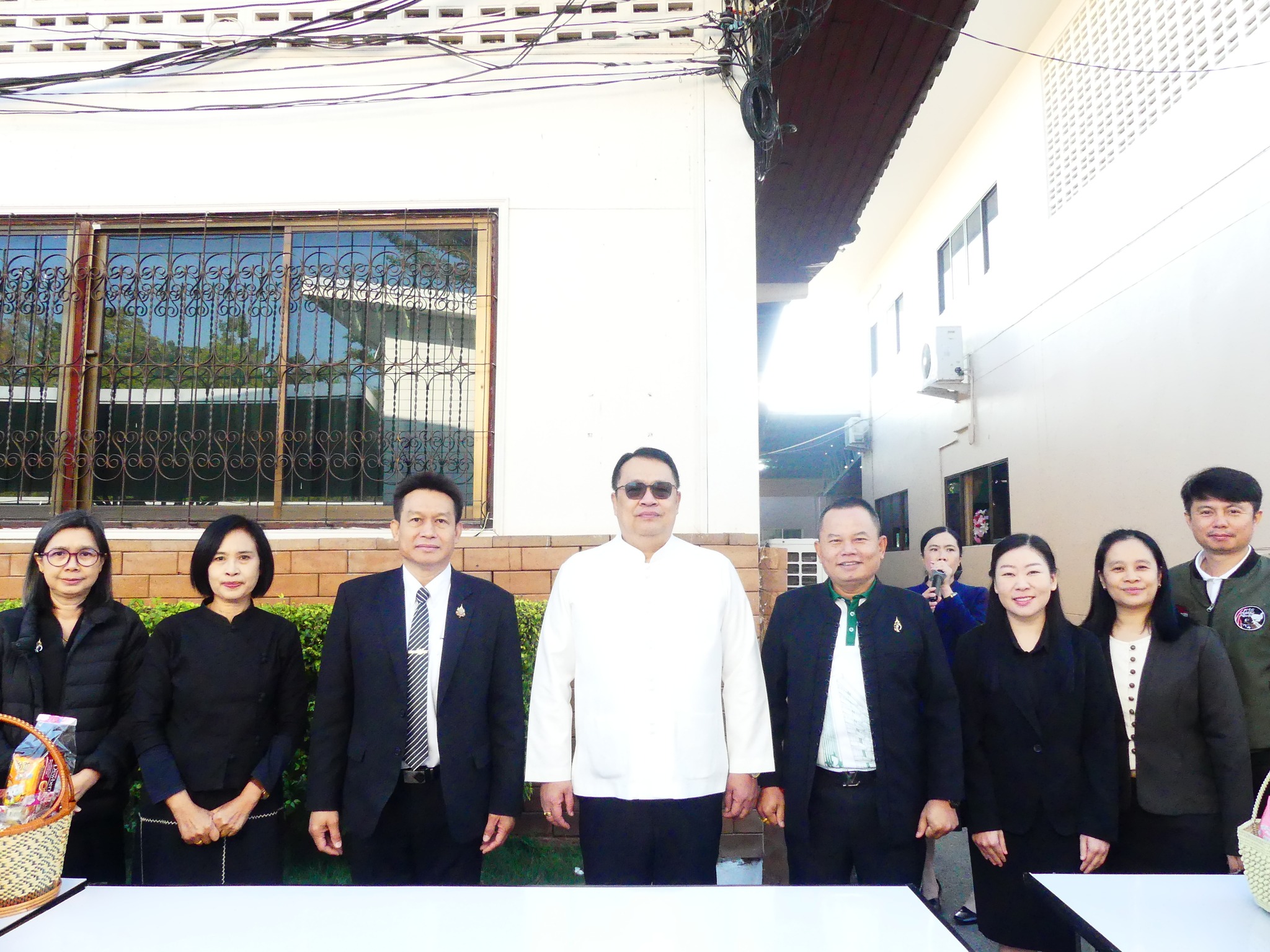 สำนักงานเขตพื้นที่การศึกษาประถมศึกษาเชียงใหม่ เขต 4 จัดกิจกรรมทำบุญตักบาตร ข้าวสารอาหารแห้ง แด่พระภิกษุสงฆ์ สามเณร จำนวน 9 รูป เนื่องในโอกาสเทศกาลปีใหม่ พ.ศ. 2569