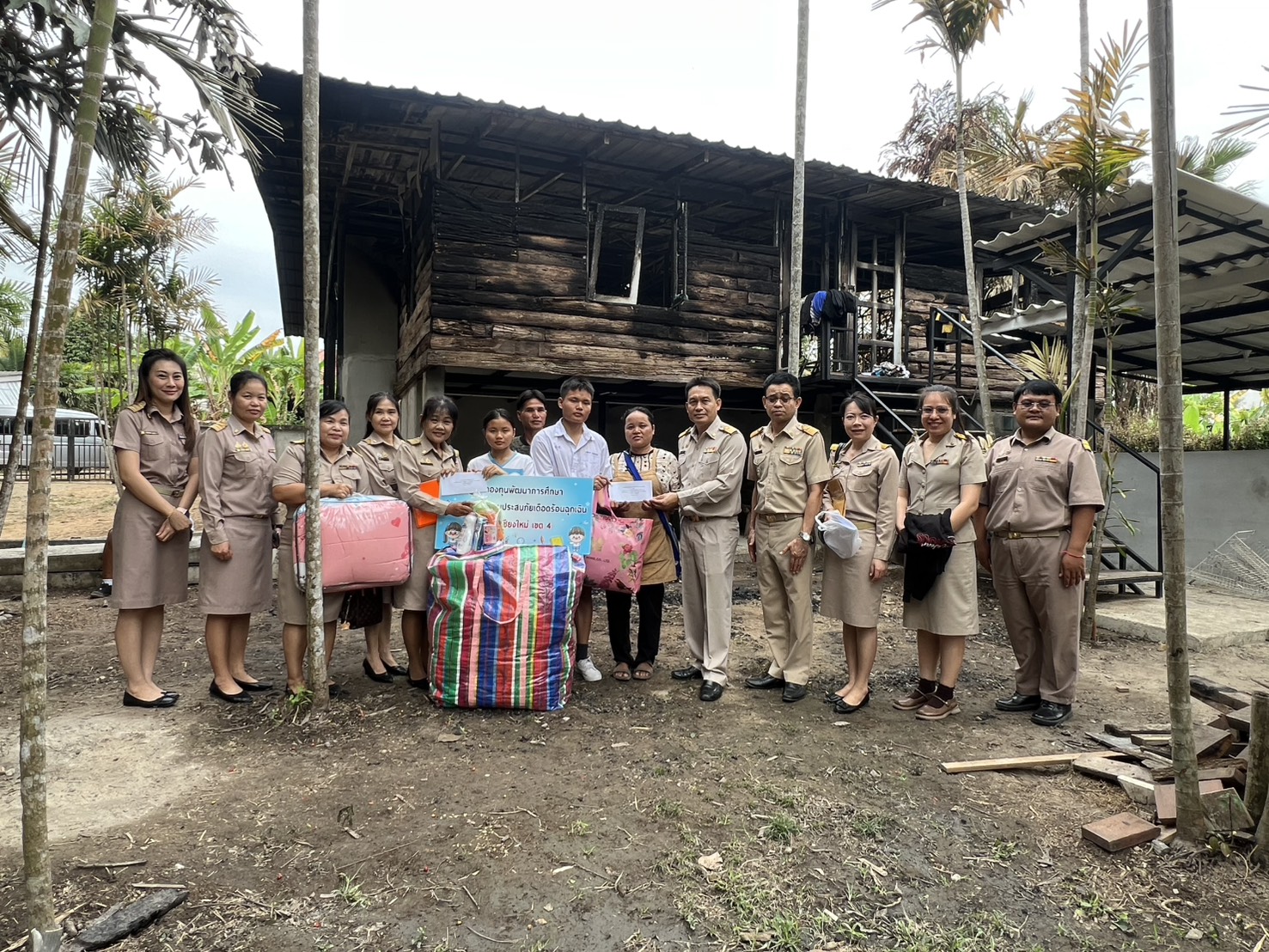 เยี่ยมบ้านพักอาศัยนักเรียนโรงเรียนบ้านสันป่าสัก กรณีประสบอัคคีภัย