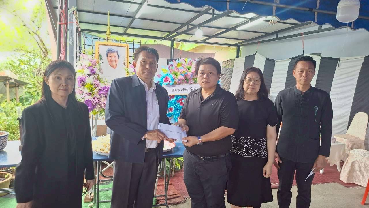 ดร.สายัณห์ คำลือ รอง ผอ.สพป.เชียงใหม่ เขต 4 และคณะข้าราชการครูและบุคลากรทางการศึกษาในสังกัด ร่วมวางพวงหรีดเคารพศพ