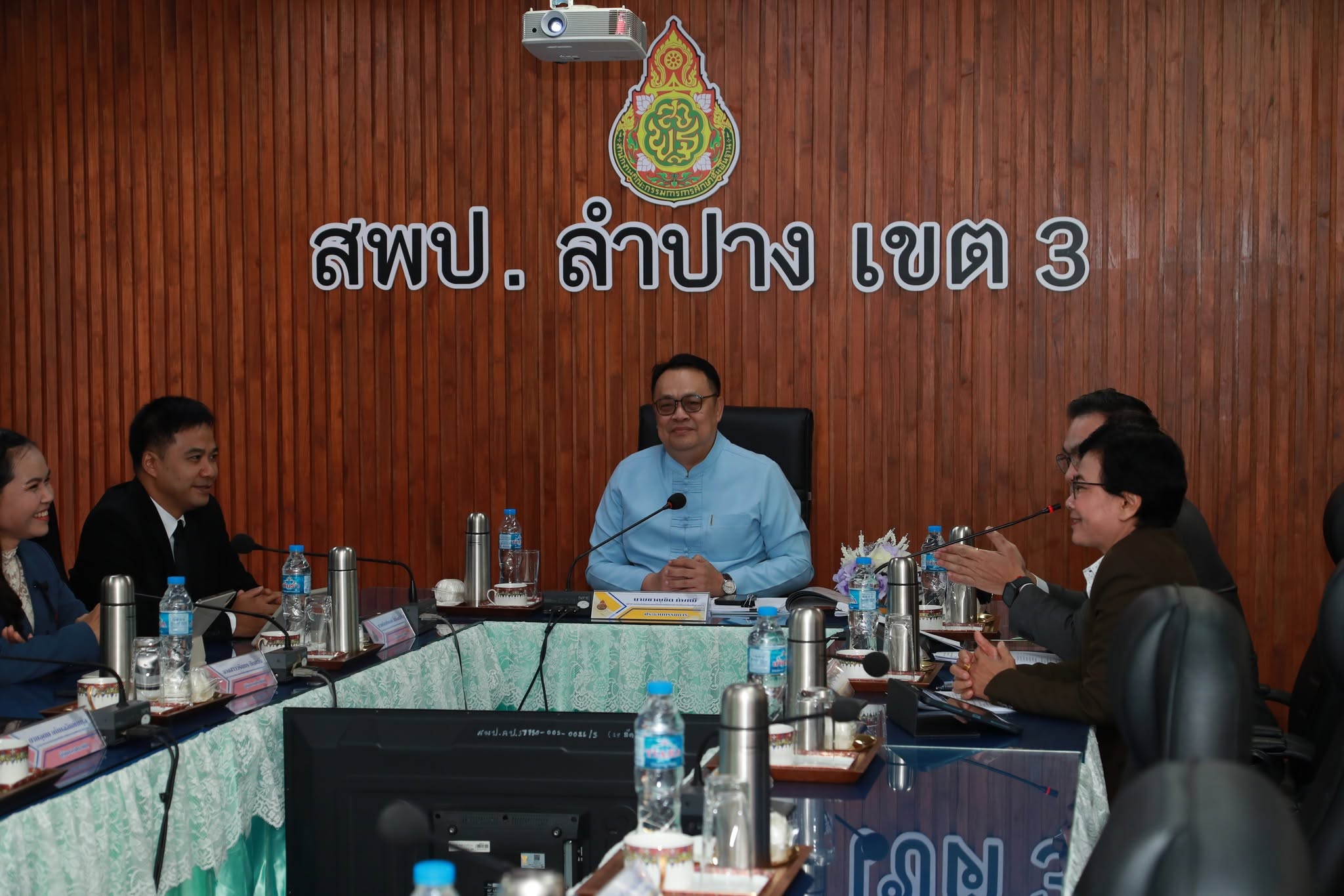 ผู้อำนวยการสำนักงานเขตพื้นที่การศึกษาประถมศึกษาเชียงใหม่ เขต ๔ ในฐานะประธานคณะกรรมการที่ปรึกษา/พี่เลี้ยง (Coaching Team) การประเมินสัมฤทธิผลการปฏิบัติงานในหน้าที่เพื่อพัฒนาการศึกษา ตำแหน่งผู้อำนวยการสำนักงานเขตพื้นที่การศึกษา