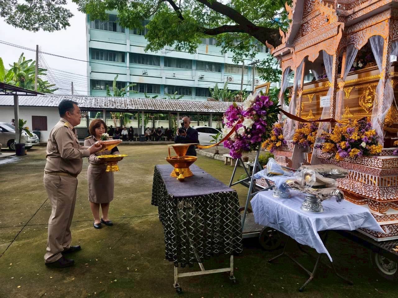 สพป. เชียงใหม่ เขต 4 นำคณะผู้บริหารสถานศึกษาและข้าราชการครูและบุคลากรทางการศึกษาในสังกัดเข้าร่วมพิธีฌาปนกิจศพ คุณพ่อธนกร รัตนพิพัฒกิจ คุณพ่อของคุณครูรัชตา หอเจริญ ครูโรงเรียนบ้านใหม่หนองหอย