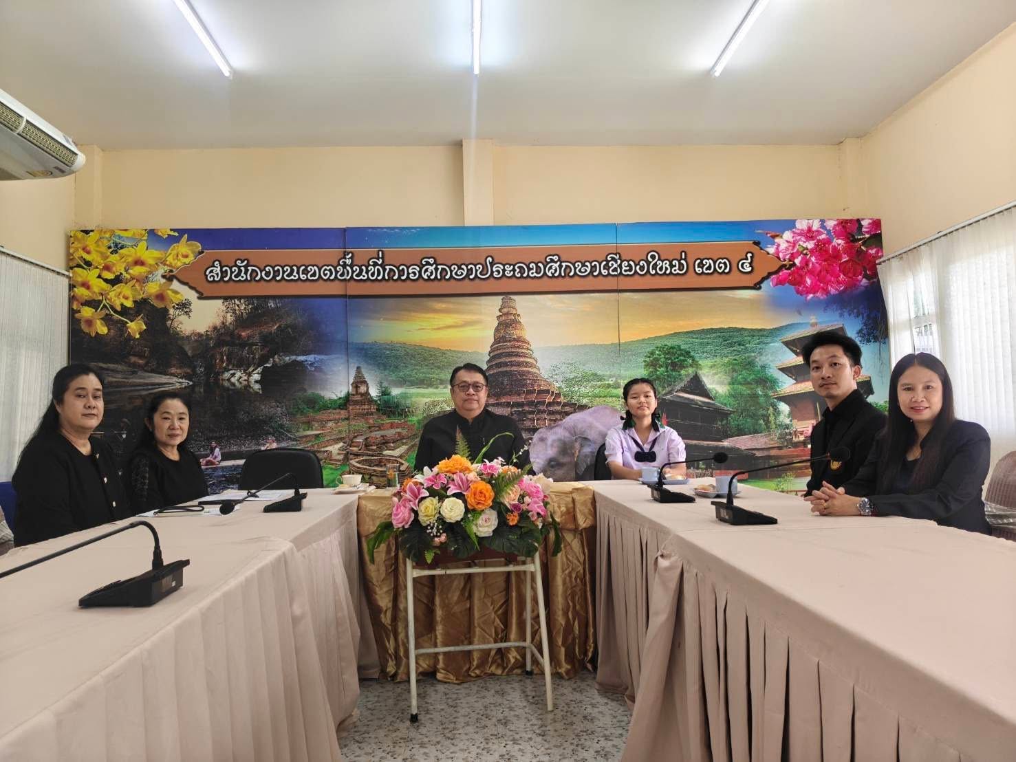 สพป.เชียงใหม่ เขต 4 โดยดร.ชาญชิต ทัพหมี ผอ.สพป.เชียงใหม่เขต 4 นำนักเรียนในพระราชานุเคราะห์ สมเด็จพระกนิษฐาธิราชเจ้า กรมสมเด็จพระเทพรัตนราชสุดาฯ สยามบรมราชกุมารี เด็กหญิงจิรัชญา ชนขวบปี นักเรียนโรงเรียนพัฒนาต้นน้ำที่ 5 ขุนวาง เข้าร่วมการปฐมนิเทศนักเรียน ภายใต้โครงการปฐมนิเทศนักเรียนในพระราชานุเคราะห์ฯ ผ่านระบบออนไลน์ Zoom Meeting