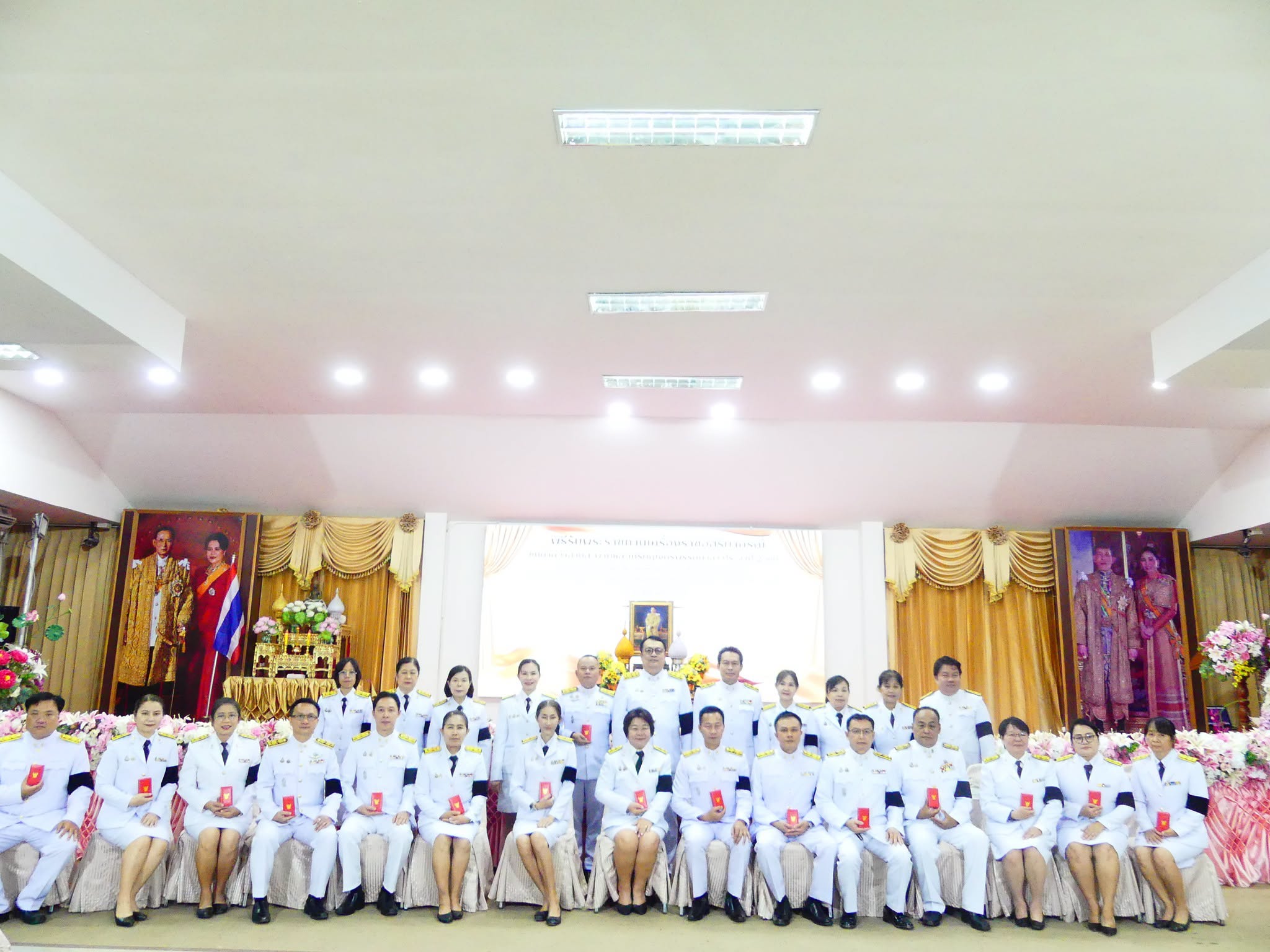 สพป.เชียงใหม่ เขต 4 จัดพิธีรับพระราชทานเครื่องราชอิสริยาภรณ์ ชั้นต่ำกว่าสายสะพายและเหรียญจักรพรรดิมาลา ประจำปี 2568 เบื้องหน้าพระบรมฉายาลักษณ์พระบาทสมเด็จพระเจ้าอยู่หัว