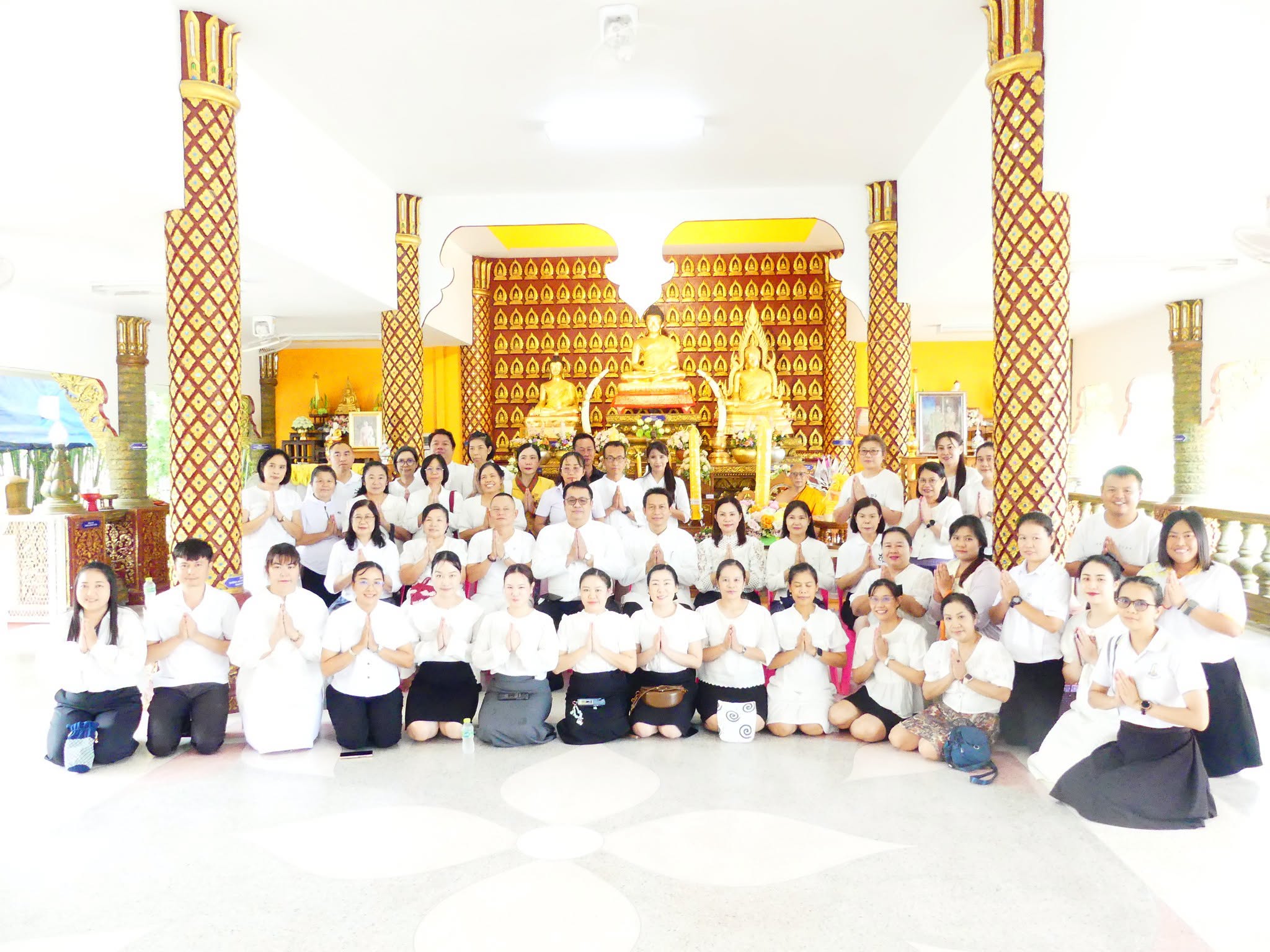 ผอ.สพป.เชียงใหม่ เขต 4 นำคณะ ข้าราชการครูและบุคลากรทางการศึกษา พนักงานราชการ และลูกจ้างในสังกัด เดินทางไปทำบุญถวายเทียนพรรษา หลอดไฟ และปัจจัย ณ วัดศรีล้อม อ.หางดง จ.เชียงใหม่ และวัดพระบาททุ่งอ้อ อ.สันป่าตอง จ.เชียงใหม่
